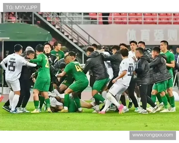 国安与鲁能比赛中争议视频引发热议球迷热议裁判判罚是否公正